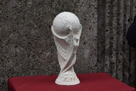 SPORT. COPPA DEL MONDO FIFA: A MILANO UNA TARGA CELEBRA IL LUOGO IN CUI FU CREATO IL TROFEO. Uno dei simboli dello sport globale è stato creato 55 anni fa in via Volta 7 dallo scultore Silvio Gazzaniga